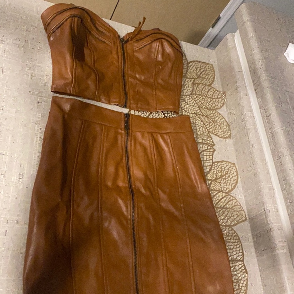 Cute 2 piece leather top and skirt - Picture 1 of 3